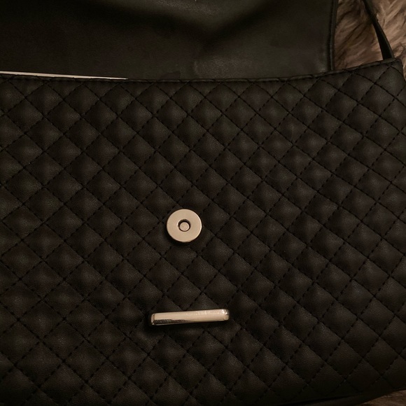 PRETTY BLACK GUESS CROSS BODY BAG. - Picture 2 of 6